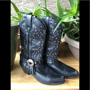 Last chance for these cowgirl boots studded black